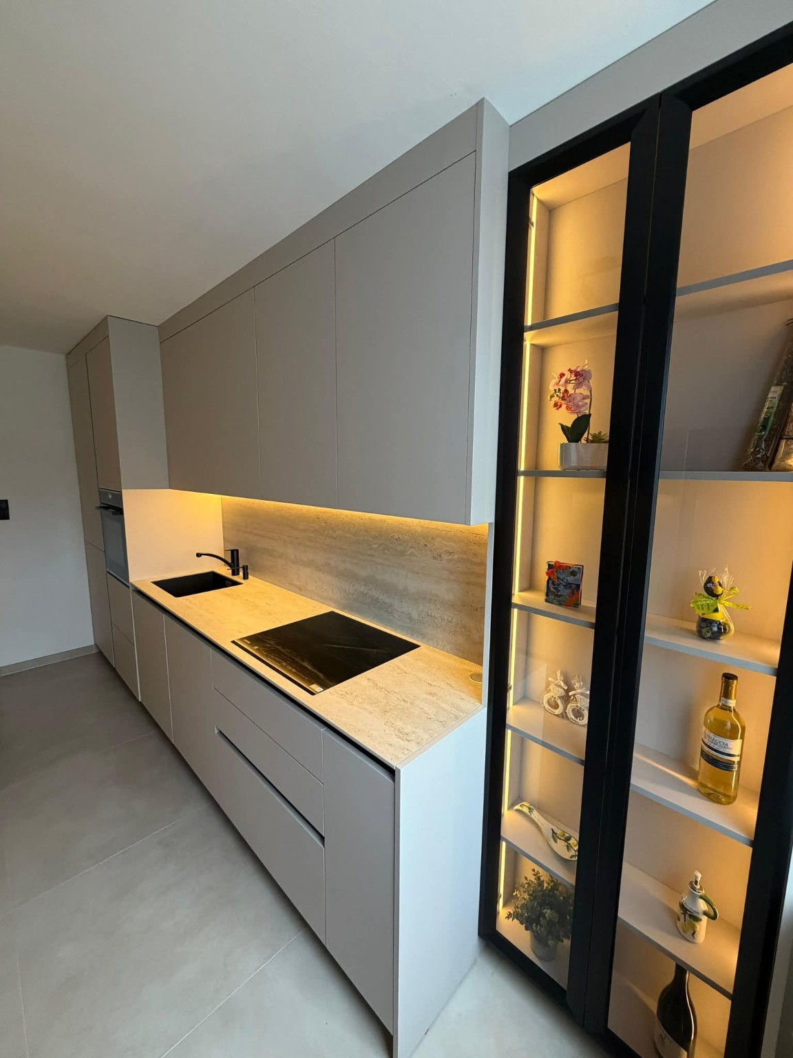 Cocina a medida con vitrina iluminada en Valencia