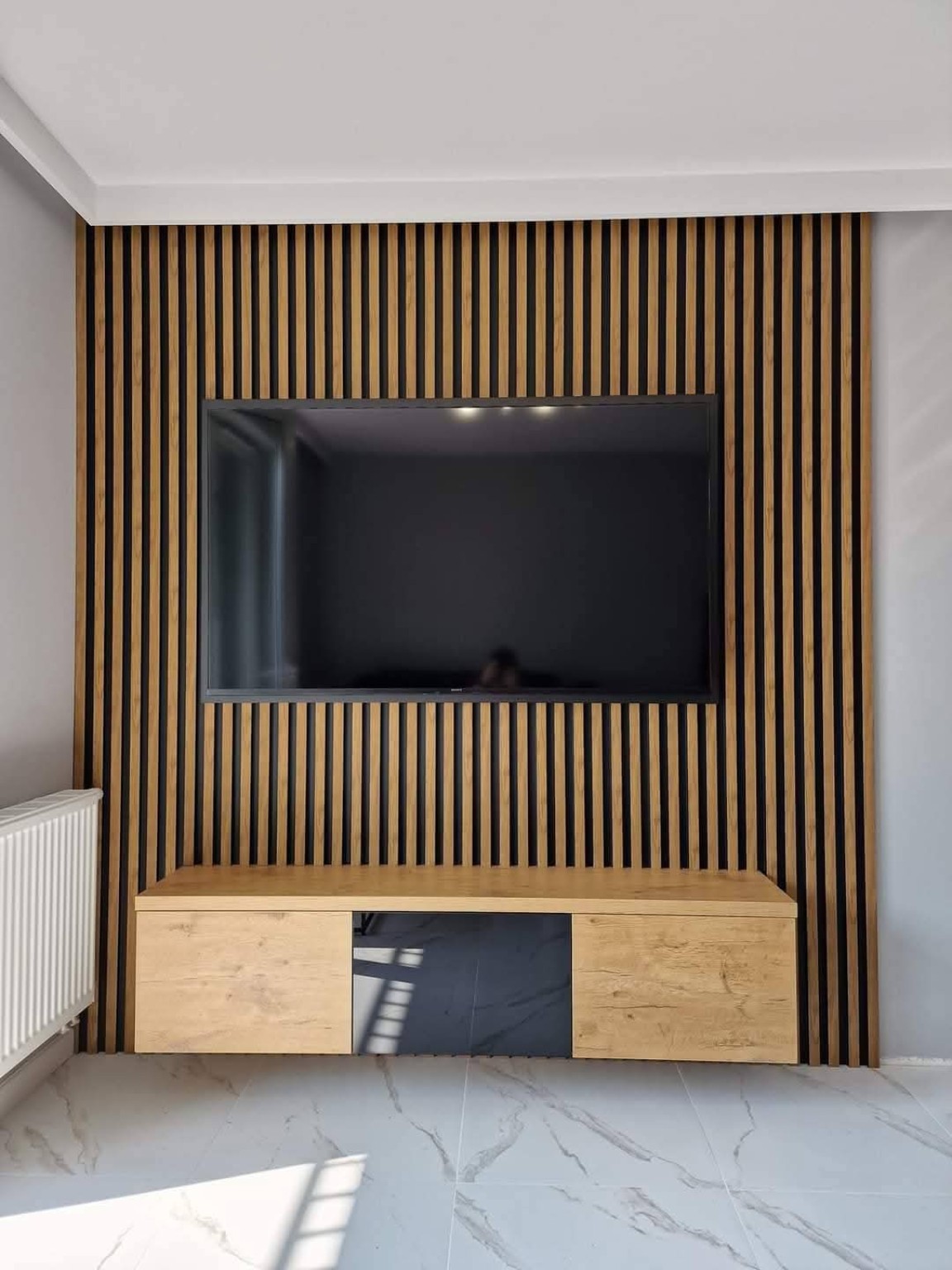Mueble de televisión y panelado de salón a medida en Valencia