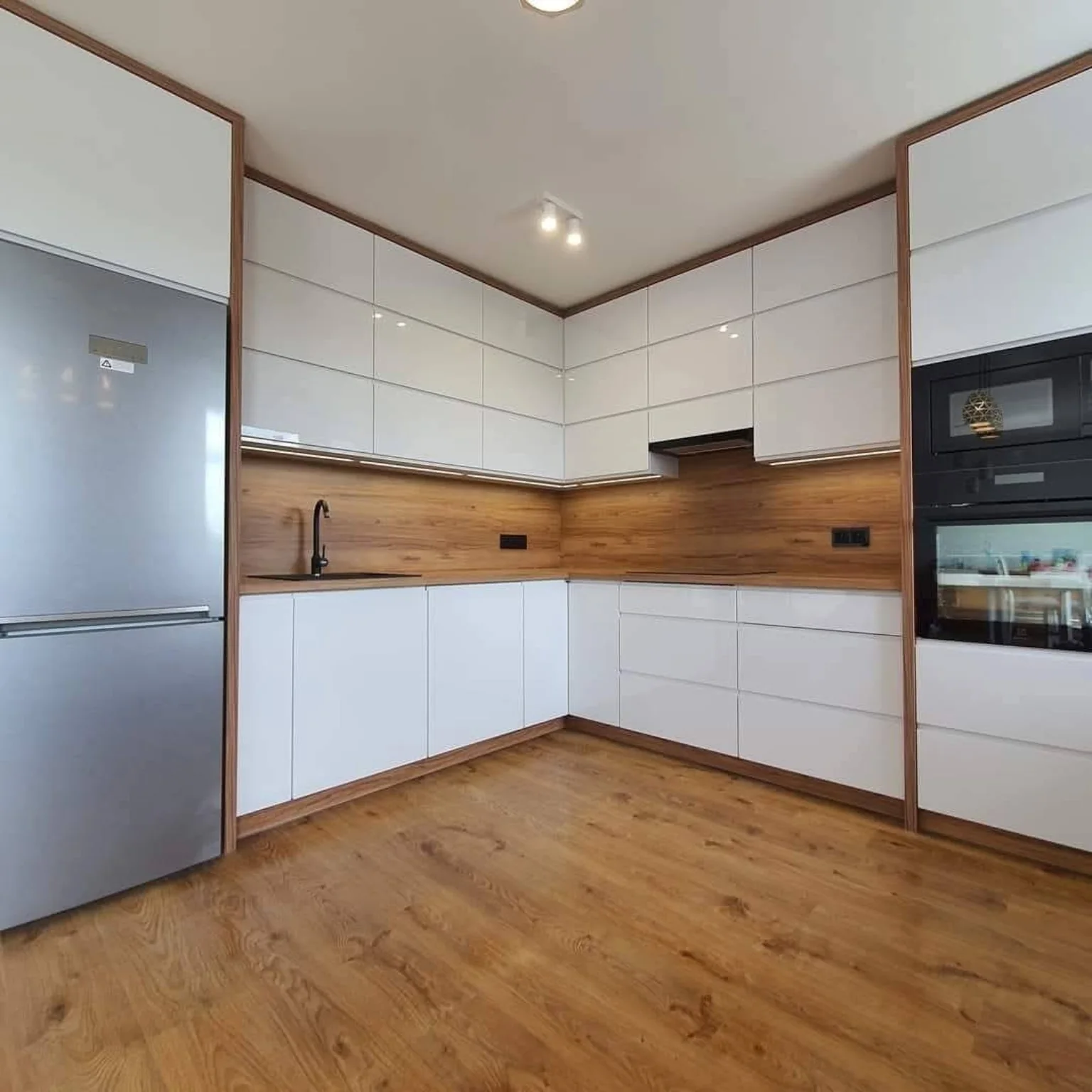 Cocina blanca a medida con madera